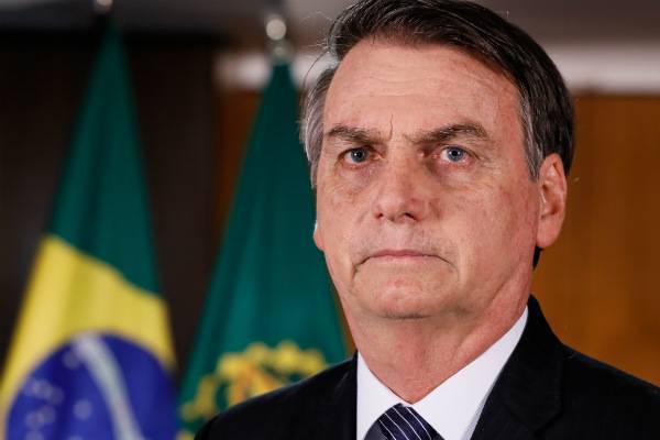 Не верит в коронавирус: президент Бразилии поехал в больницу без маски