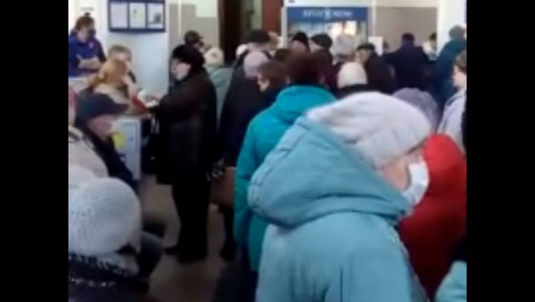 В Тюмени пенсионеры вторые сутки создают большие очереди в отделениях Почты России