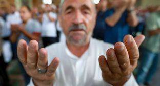 Верующие Северного Кавказа совершили пятничный намаз вне мечетей