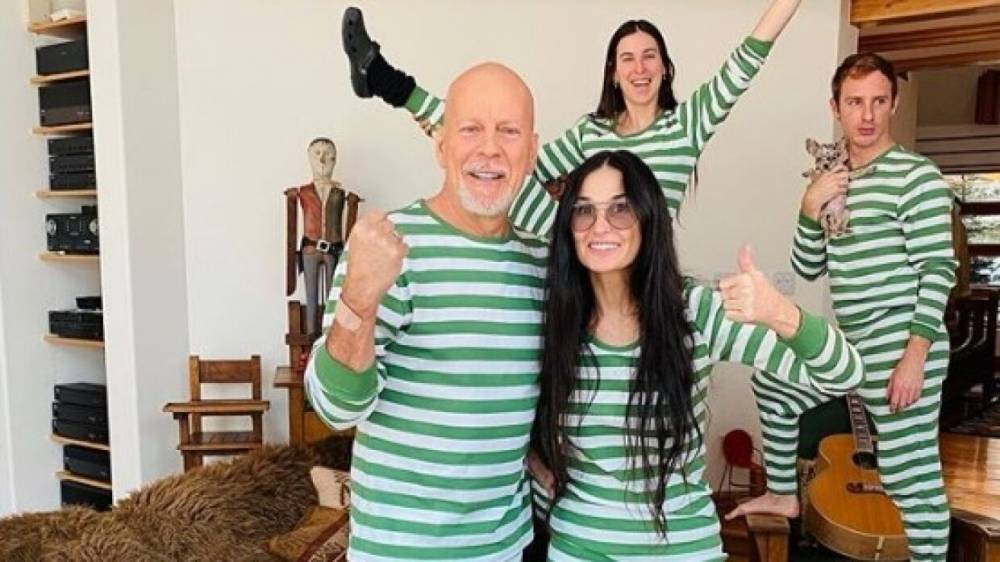 Жена Брюса Уиллиса отреагировала на его «пижамное» фото с Деми Мур на карантине