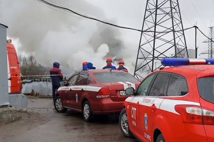 Пожар произошел на складе в Раменском
