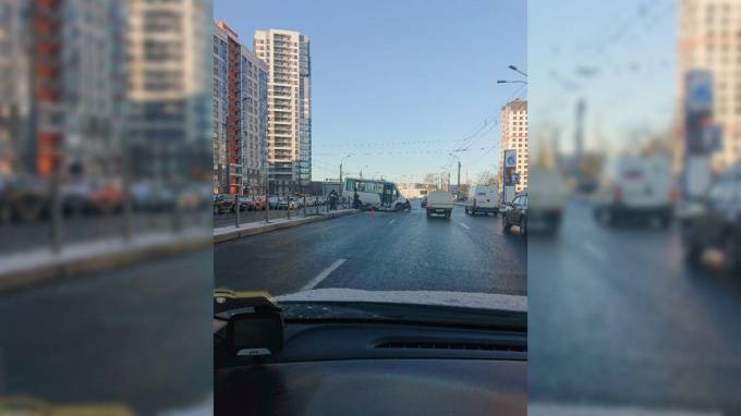 Микроавтобус влетел в ограждение на Кушелевской дороге