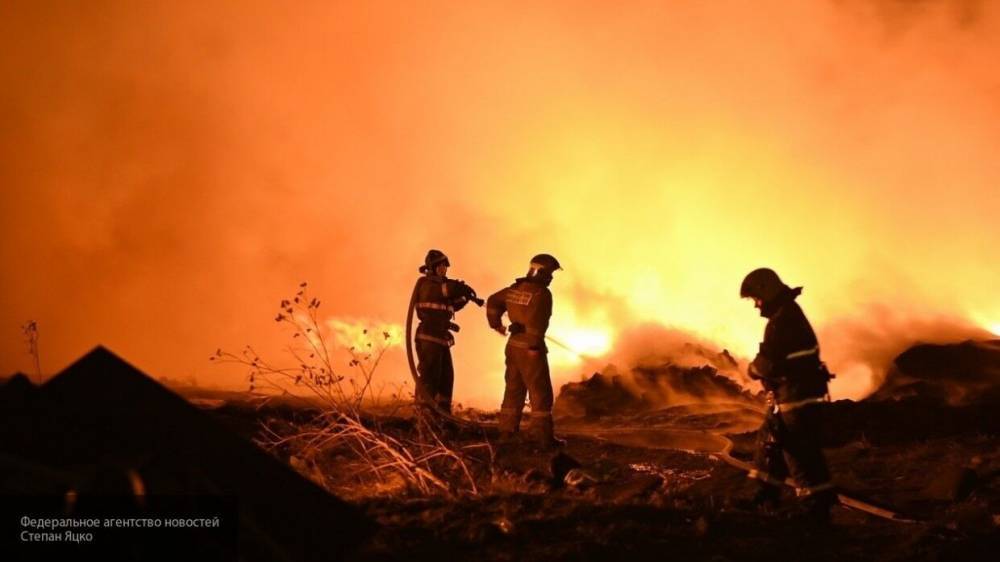 Площадь пожара на складе в Подмосковье достигла 2 тысяч "квадратов"