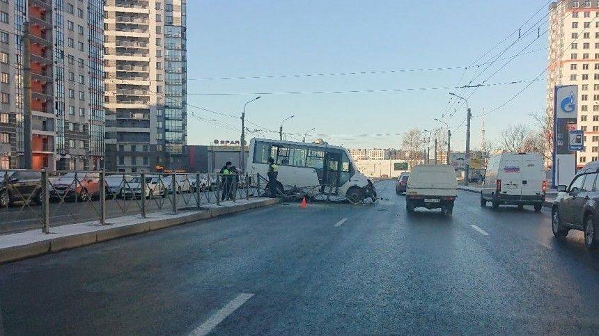 Пассажирский микроавтобус пробил ограждение и вылетел на «встречку» в Петербурге