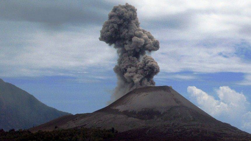Извержение опасного вулкана Анак-Кракатау началось в Индонезии