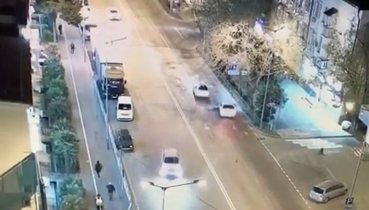 Гибель пешехода, угодившего под две машины в Сочи, попала на видео