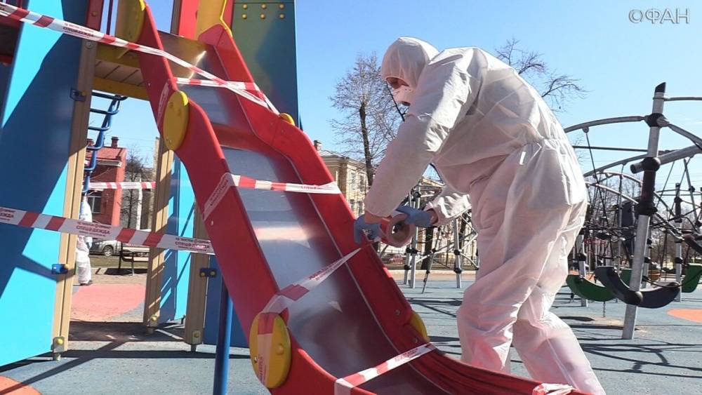 Недобросовестные петербуржцы срывают с детских площадок ограничительные ленты.