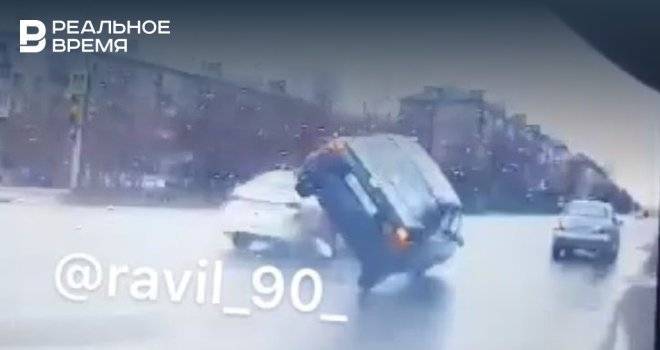 Соцсети: в Казани Chevrolet врезался в такси и перевернулся
