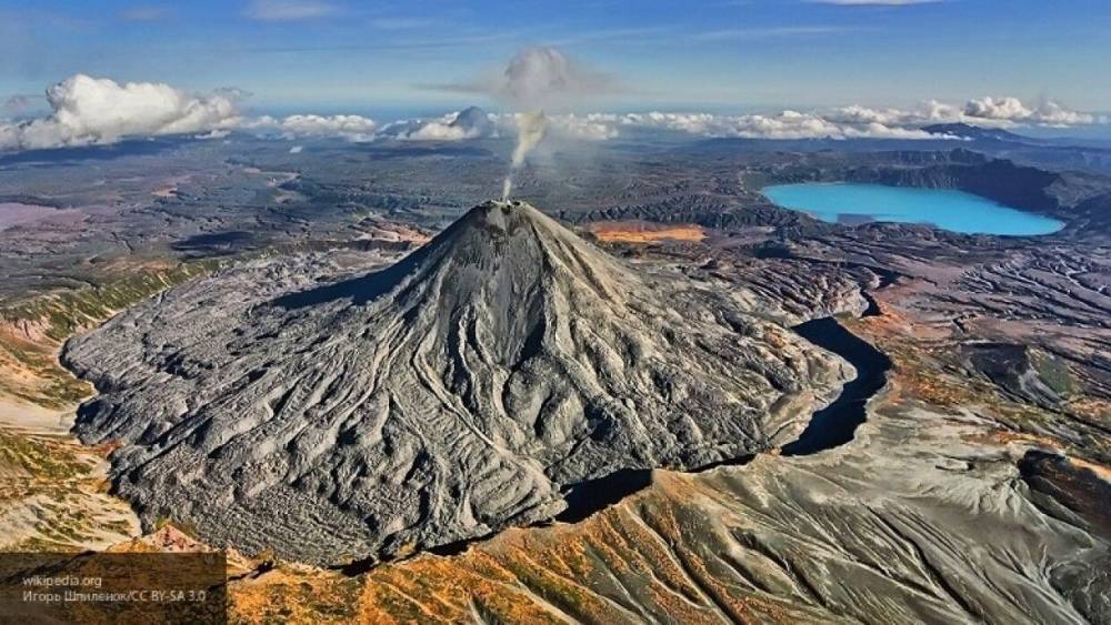 Извержение вулкана Анак-Кракатау в Индонезии подняло раскаленный пепел на 500 метров