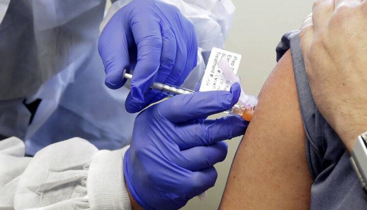 Первые тесты вакцины от коронавируса в РФ проведут на добровольцах