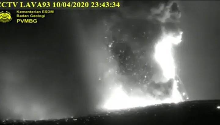 Появилось видео извержения вулкана Кракатау в Индонезии