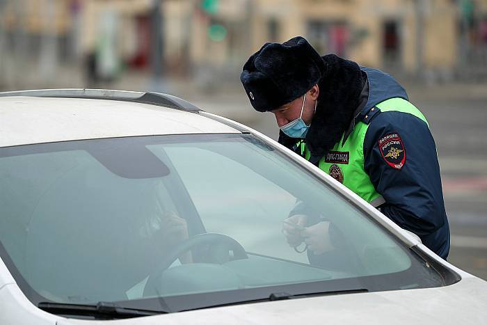 На въездах в Москву выставили посты полиции. Часть машин не пускают в город