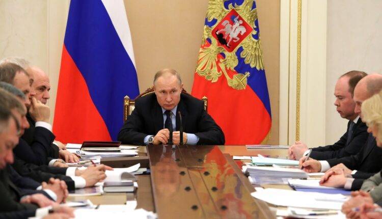 Песков: указ Путина о режиме самоизоляции позволил резко снизить угрозу роста заболеваний