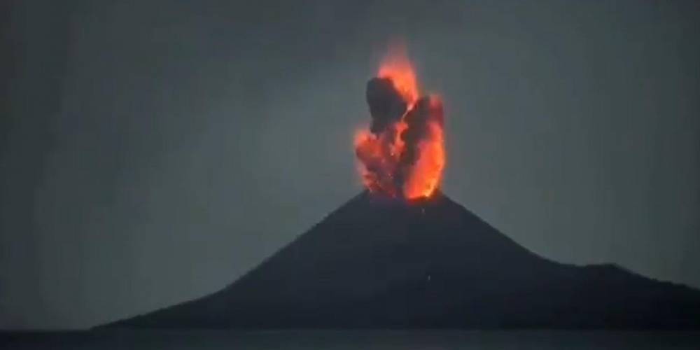 Извержение вулкана Анак-Кракатау в Индонезии сняли на видео