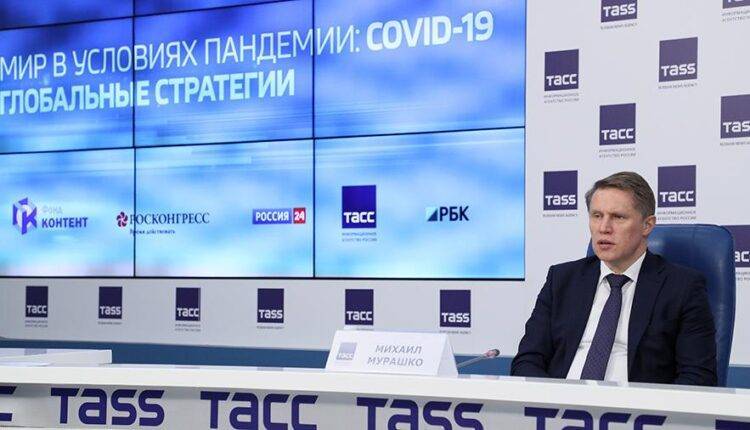 Мурашко заявил об отсутствии осознания в РФ риска заражения COVID-19