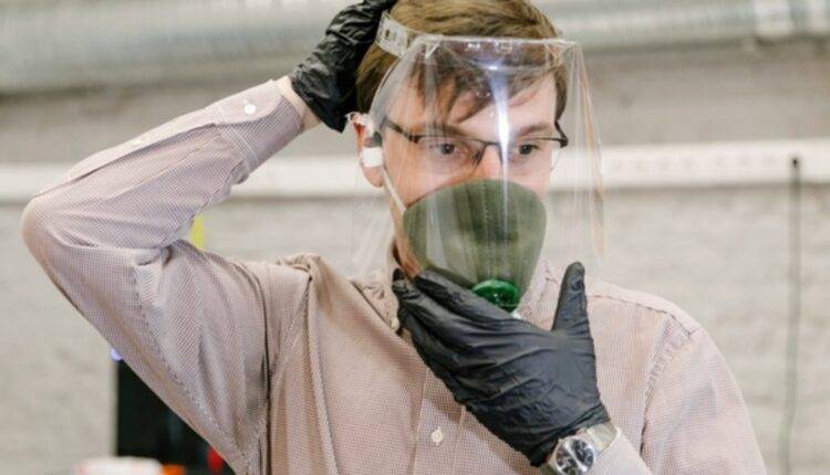 Эксперт опроверг эффективность пластикового экрана для лица, «защищающего» от коронавируса