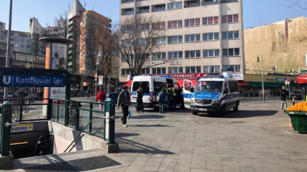 Во время эпидемии коронавируса в берлинском метро стало опаснее: девушек домогаются, но полиция бездействует