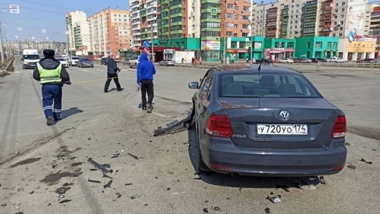 В Челябинске таксист влетел в экипаж ДПС, сопровождающий дезинфекторов - видео
