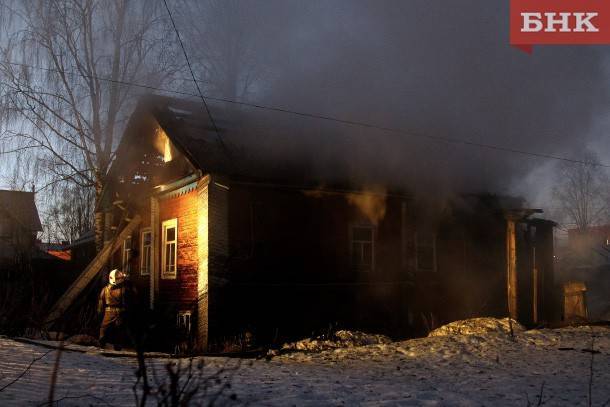 В Сыктывкаре семья осталась без жилья и документов после пожара