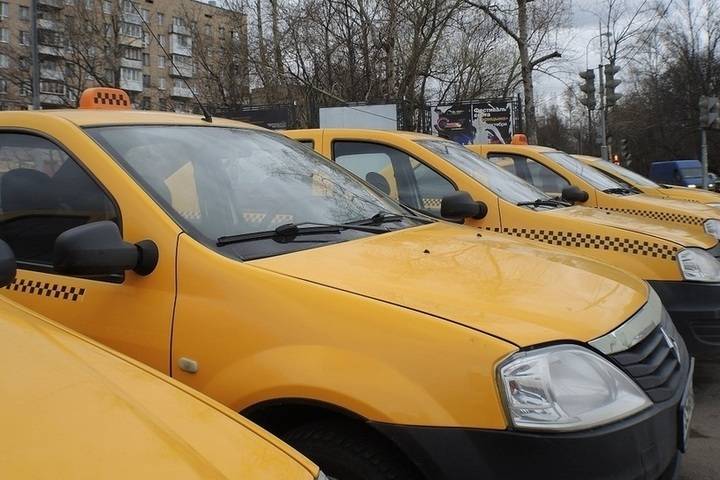Московским таксистам запретили возить пассажиров без спецпропусков