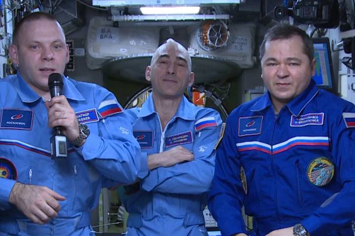 Члены экипажа МКС поздравили землян с Днем космонавтики