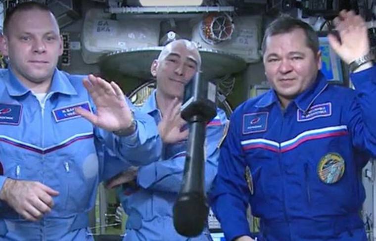 Астронавты поздравили россиян с Днём космонавтики с орбиты