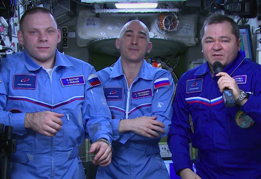 Российские космонавты поздравили с Днем космонавтики с борта МКС
