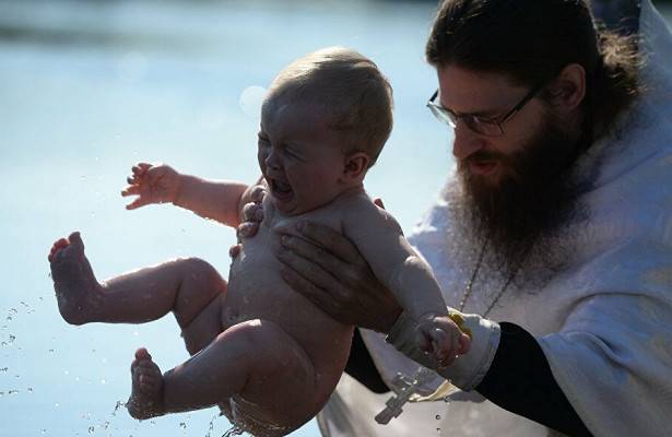 В РПЦ рассказали, как проводится крещение во время пандемии