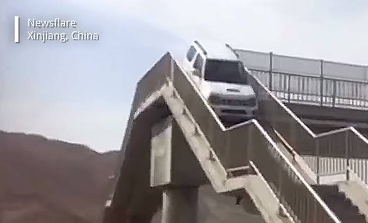 В Китае водитель «срезал» дорогу, проехав по надземному пешеходному переходу
