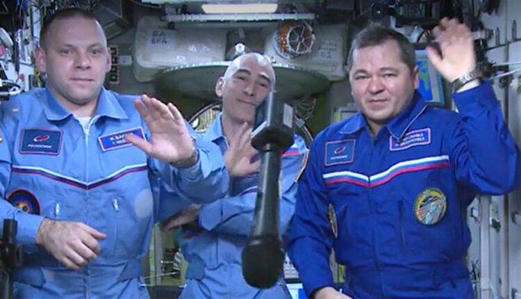 Россиян поздравили с Днем космонавтики с борта МКС