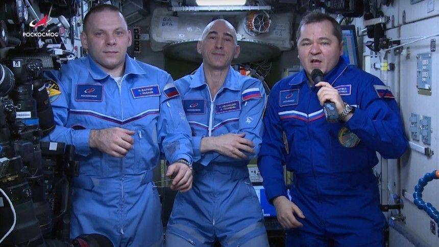 Космонавты поздравили россиян с Днем космонавтики с борта МКС