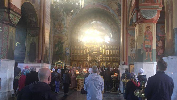 Верующие Севастополя вопреки самоизоляции посещают храмы - фото