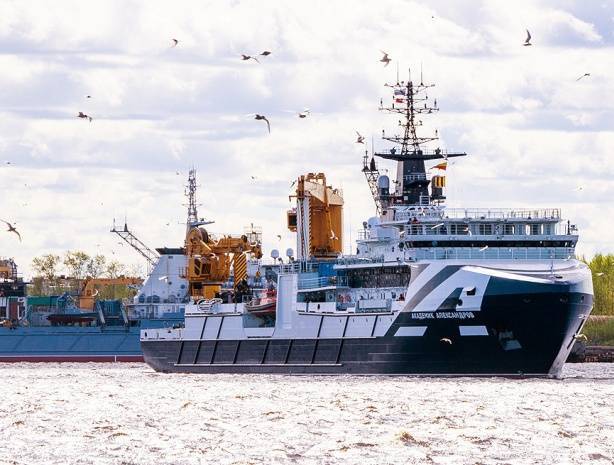 На «Академике Александрове» поднят флаг ВМФ России