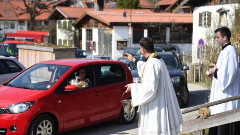 Пасха в режиме Drive-in: жители Баварии освятили праздничные корзины, не выходя из машин