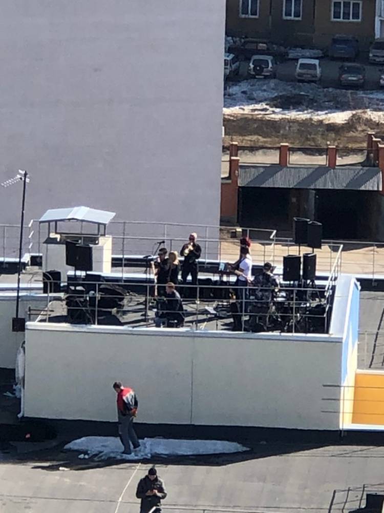 В Кемерове музыканты устроили концерт на крыше многоэтажного дома