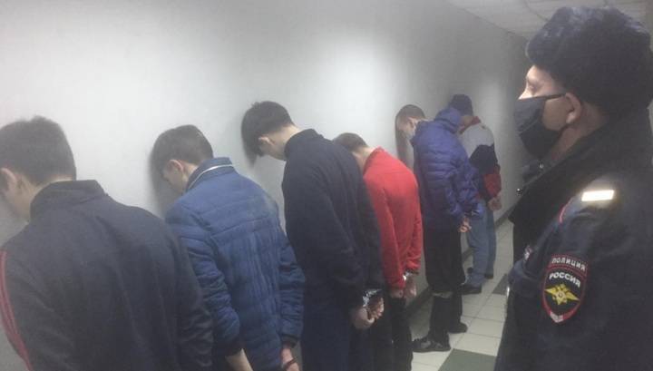 Иркутские полицейские оперативно задержали мужчин, сбежавших их психбольницы. Видео