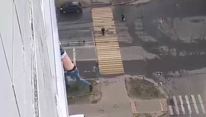 Москвич выпал в окно, делая селфи, и получил штраф за нарушение самоизоляции