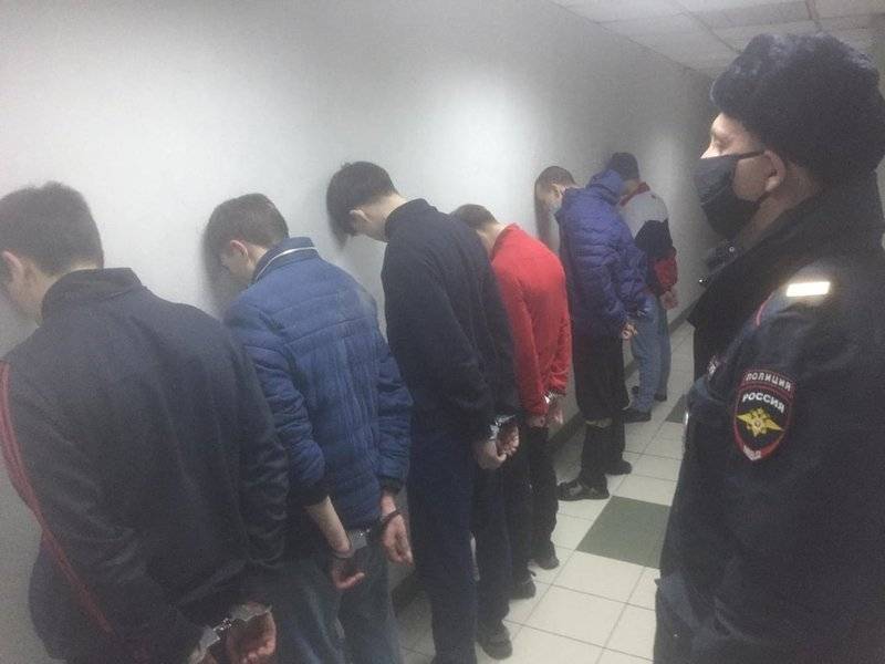 В Иркутске полицейские вброд по реке догоняли сбежавших из психиатрической больницы