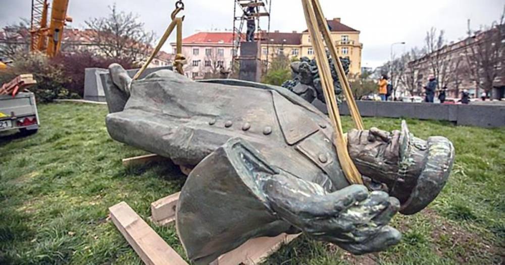 Президент Чехии назвал глупостью снос памятника Коневу в Праге