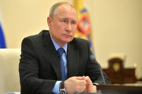 Песков: Путин скучает по живому общению