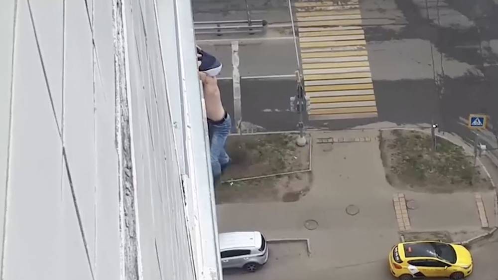 Полиция спасла выпавшего с 15-го этажа пьяного москвича и оштрафовала за поход в гости