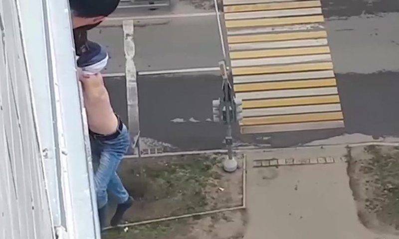 В Москве любитель пьяных селфи выпал с 15 этажа и висел на руках 15 минут
