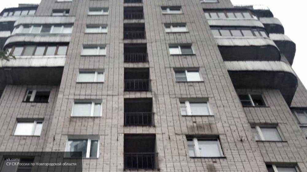 Полиция оштрафовала мужчину, выпавшего из окна 15-го этажа в Москве