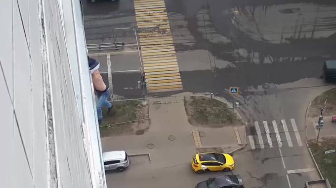 В Москве любитель селфи чуть не выпал из окна дома, нарушив самоизоляцию