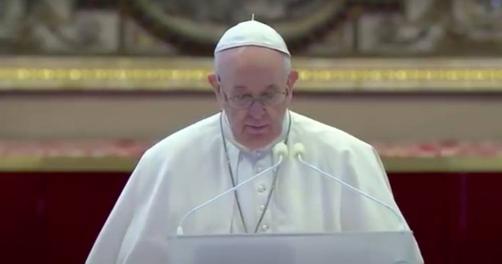 Папа Римский провел пасхальную службу без прихожан — видео