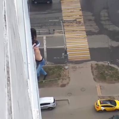 Чуть не упавший с балкона москвич будет оштрафован за нарушение самоизоляции