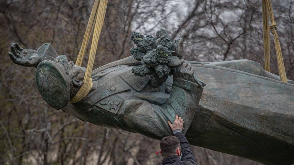 Президент Чехии назвал глупостью снос памятника советскому маршалу Коневу в Праге