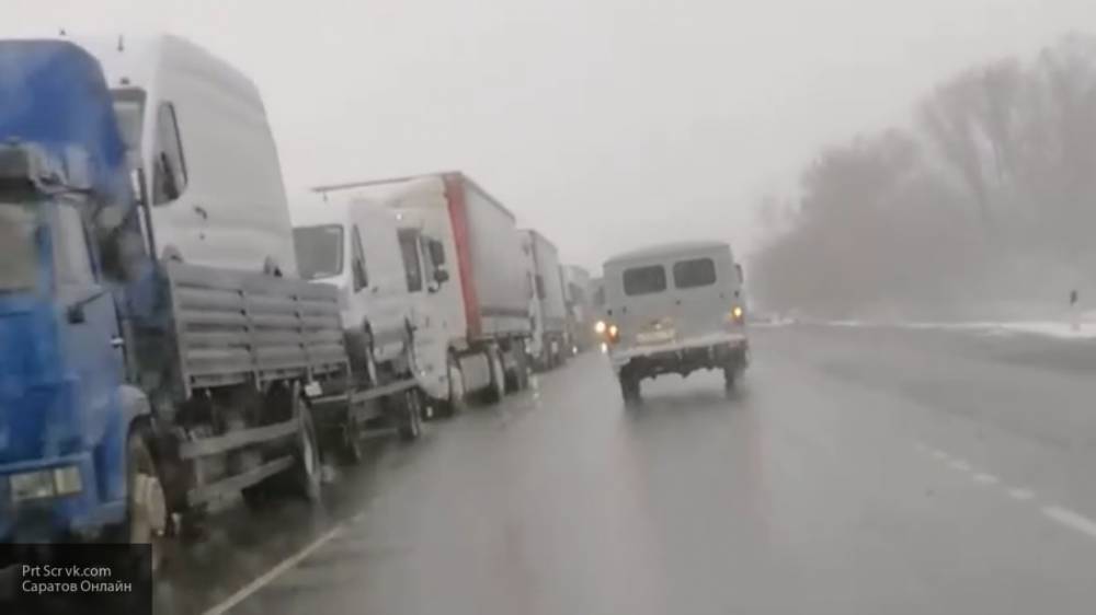 Трассы в Саратовской области встали в огромные пробки из-за метели