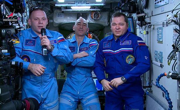 «С Днем космонавтики!»: россияне записали видеопоздравление на борту МКС