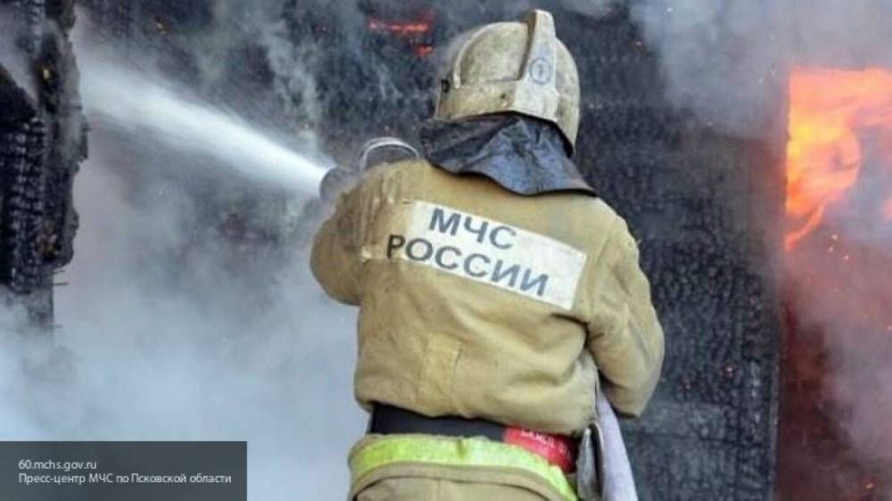Пожарные тушат четыре балкона многоэтажного дома в Мурманске